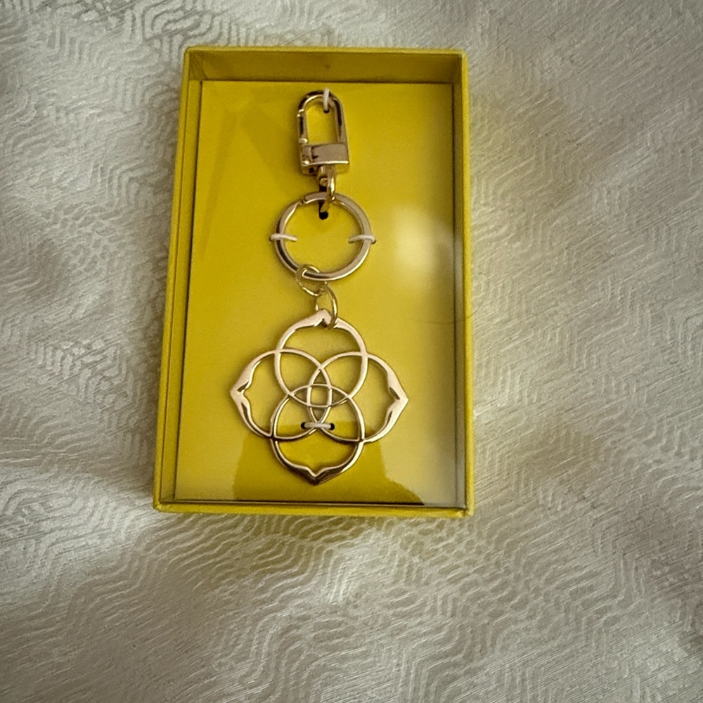 Kendra Scott Signature Dira Medallion Fob Gold Floral Keychain
